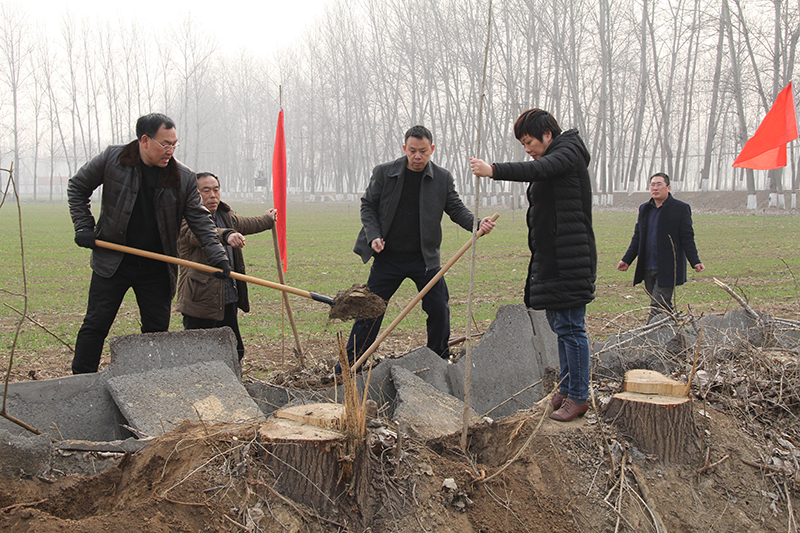 博農(nóng)集團(tuán)領(lǐng)導(dǎo)、基層黨政負(fù)責(zé)人等同志積極參加植樹活動